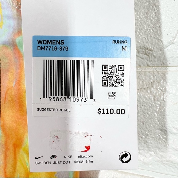 Nike Dri-FIT Epic Luxe
Women's Mid-Rise 7/8 Pocket Running Leggings - Picture 7 of 7